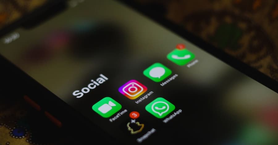 Cómo la IA modera el contenido en redes sociales: ventajas, errores y dilemas