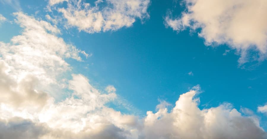 Por qué el cielo es azul y los atardeceres son rojos: la física de la luz solar